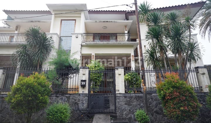 Dijual Rumah Modern Dengan Posisi Hoek Yang Memiliki Tanah Dan Bangunan Luas Dan Terletak Di Kota Jakarta