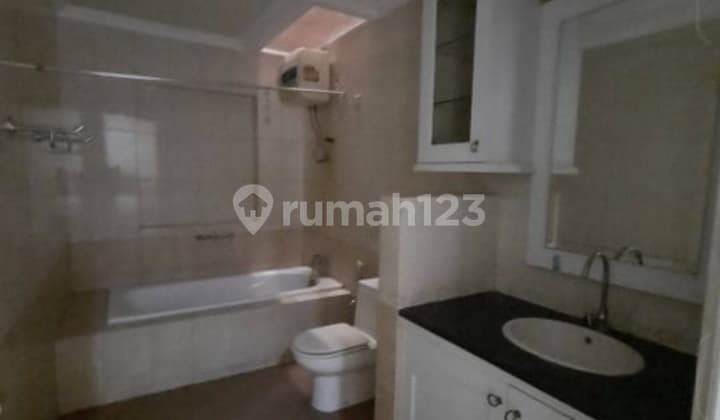 0852 - Disewakan Rumah 2 Lantai di Tenggilis Utara Surabaya Full Furnished