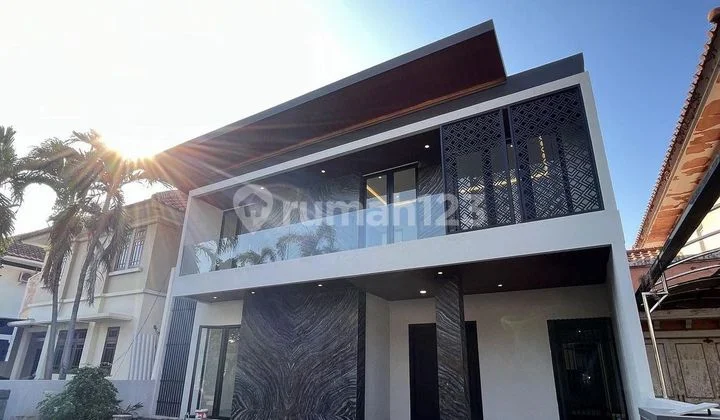 Pakuwoon Indah House a step away from Pakuwon Mall, near Graha, close to the hospital.