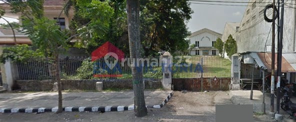 For Sale: Building with Large Parking Lot in the Center of Kediri City, Busy and Strategic Location, Easy Access Close to Everywhere.