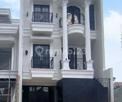 FOR SALE! RUMAH MEWAH BRAND NEW MODERN CLASSIC DENGAN ROOFTOP DI PEJATEN BARAT - HANYA 3.3 M! Z120