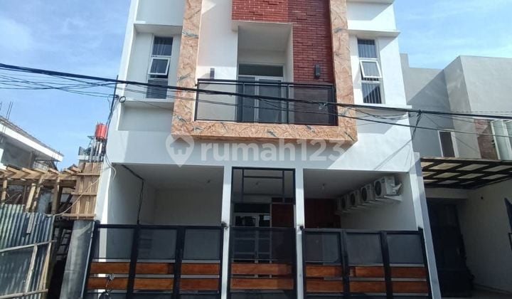 3-story boarding house fully furnished, full occupancy in West Mendut, Malang, near Soekarno Hatta.