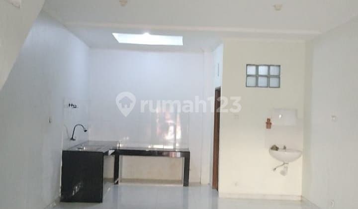 Disewakan Rumah Siap Huni 2 Lantai di Taman Palem Lestari Cengkareng Jakarta Barat