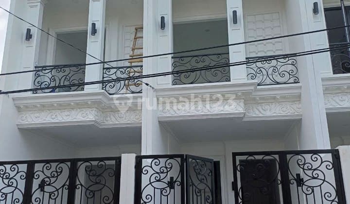 Rumah Bagus Full Furnished American Classic 2 Lantai, SHM Cengkareng Jakarta barat
