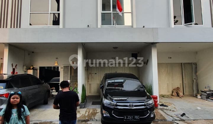 Jual Cepat Rumah 4,5 Lantai Full Furnished di Cengkareng