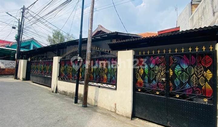 A Comfortable and Strategically Located House for Sale! A 2-story Semi-Furnished House in the Slipi, Kemanggisan, Palmerah Area, Flood-Free.