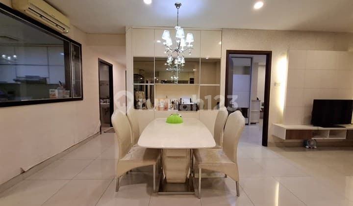 Furnished Elegant, Dijual 3 Kamar Central Park Residences, Fasilitas Kolam Renang, Kolam Renang Anak, Whirpool, Gym, Laundry, Minimarket, Diatas Mall CP dan Selangkah ke APL Tower.