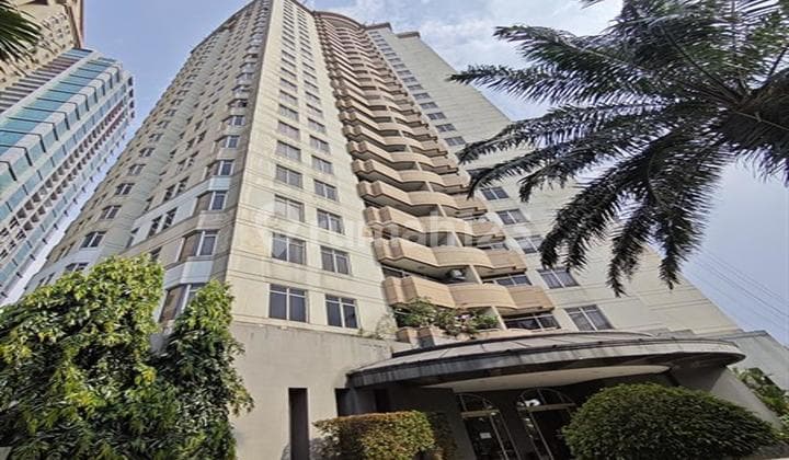 Dekat Sudirman, Senayan & Central Park, Dijual 2Br Unfurnished Apartemen Slipi 110M², Fasilitas Kolam Renang, Fitness Center, Mini Market.