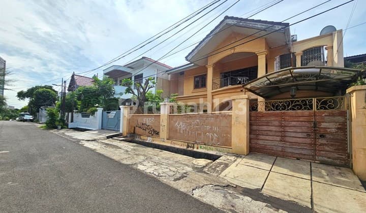 Strategis Dekat Wisma Lampung, Mall Taman Anggrek & Central Park, SDN Kemanggisan 05 Pagi, RS Bhakti Mulia, RS Dharmais, Pasar Slipi Jaya, Rumah di Tomang Cempaka 242m2 SHM Siap Pakai