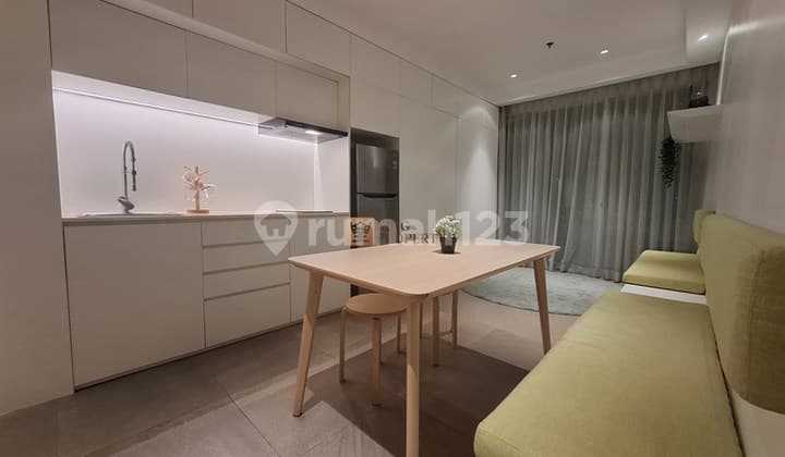 Dekat MNCTV dan RCTI, Akses Tol Kebon Jeruk, Dijual 2BR jadi 1BR Apartemen Gallery West Residence Furnished Minimalis Siap Huni.