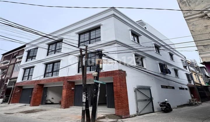 For Rent: Strategic Shop House in Pademangan, 4 Floors Suitable for Various Businesses, Office, Warehouse, Online Business, Near Ancol Tourism & Mangga Dua Wholesale Center, Pademangan Barat Market, Pademangan Hospital, Santo Leo 2 School, North Jakarta.
