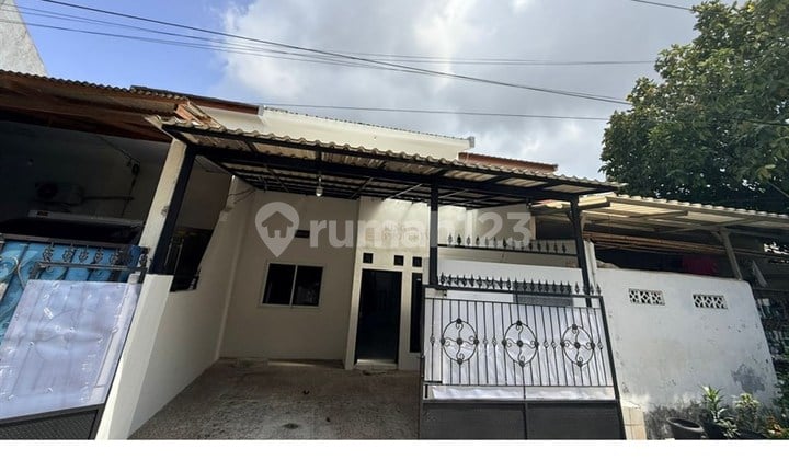 Near Soetta Airport & PIK, For Sale Minimalist 2-Story House in Cengkareng Indah, Carport for 2 Cars and Laundry Room, Cengkareng, West Jakarta