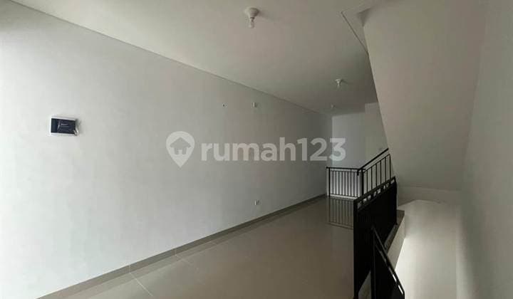 Strategis Sewa Ruko 4 Lantai Unfurnished di Pademangan Jakarta Utara Fasilitas Ada Rooftop, 4 Kamar Mandi Dekat ke Pelabuhan, Bandara Soekarno-Hatta, Taman Impian Jaya Ancol