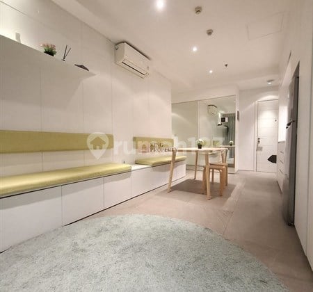 Posisi Hook Jual 2 Kamar Menjadi 1 Kamar Furnished Bagus di AKR Gallery West Residence Dengan Fasilitas Kolam Renang, Gym, Playground Dekat Mall Puri Indah, Central Park & Tol Kebon Jeruk