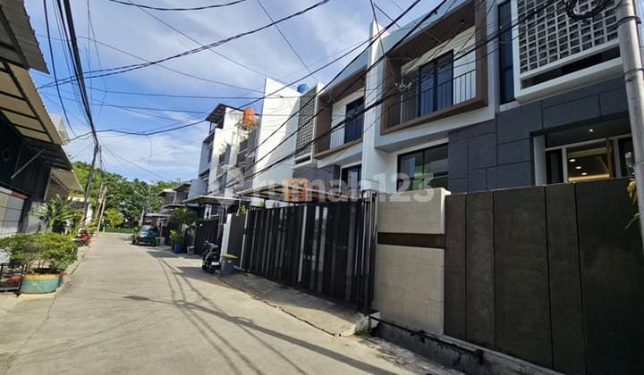 Strategis Rumah 2,5 Lantai Unfurnished Bagus di Jual dengan Bergaya Minimalis Modern Dengan 3 Kamar Tidur & 3 Kamar Mandi Dekat ke Pasar Grogol, Rumah Sakit Royal Taruma, Mall Central Park, Neo Soho, Taman Anggrek Rumah di Kavling Polri Jelambar Jakarta B