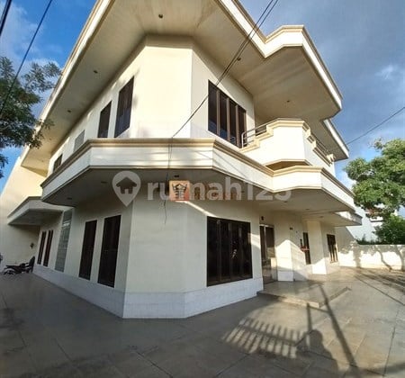 Strategis Jual Tanah Bomus Bangunan 2 Lantai Unfurnished di Perumahan Green Garden Akses ke Bandara & Tol Dekat ke Mall Central Park, Citraland dan Rumah Sakit