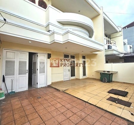 Dekat Central Park & Mall Taman Anggrek Jual Rumah 2 Lantai Unfurnished di Komplek Green Garden Jakarta Barat Sudah SHM dengan 3 Kamar Tidur, Garasi & Carport