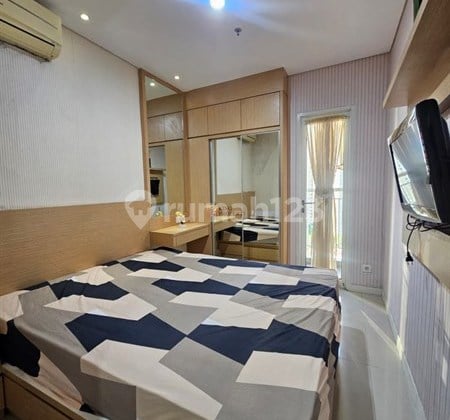 Akses ke Mall Central Park Sewa Studio Furnished Bagus di Apartemen Madison Park Fasilitas Kolam Renang, Gym, Jogging Track Dekat ke Apl Tower, Neo Soho, Taman Anggrek