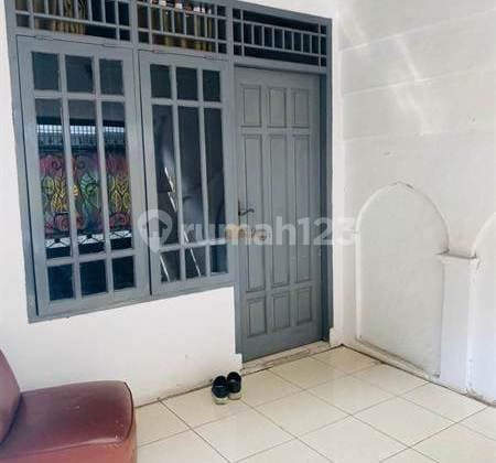 Near BINUS, Selling a 2-Story Unfurnished House in Slipi Palmerah, West Jakarta. Access to Toll Gates and Soekarno-Hatta Airport. Close to Central Park Mall, Taman Anggrek, and the Rawa Belong Food Center.
