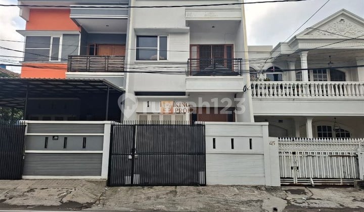 Disewakan Rumah Rawa Kepa Raya 2,5 Lantai Full Renovasi Unfurnish Siap Huni, Lokasi Strategis Bebas Banjir Dekat Dari Spbu Tomang & Kantor Cabang Bca Tomang Jakarta Barat