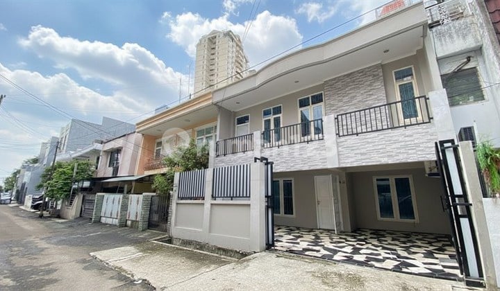 Bangunan Selesai Renovasi, Dijual Rumah Komplek Mangga Dua Selatan Bji 3,5 Lantai Sertifikat SHM Siap Huni, Lokasi Strategis Dekat Pusat Perbelanjaan Mangga Dua & Harco Mangga Dua, Pademangan Jakarta Utara