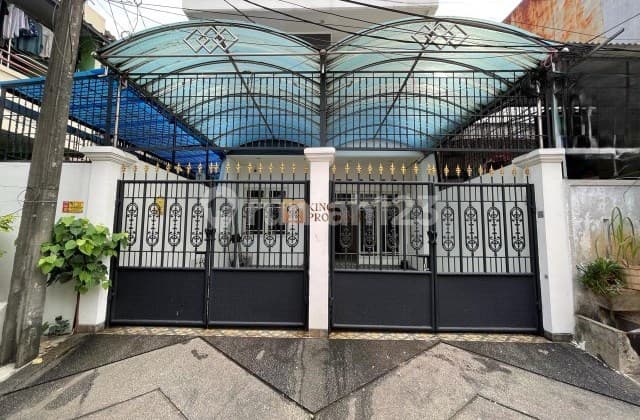 Need Quick Funds, Selling a Well-Maintained 2-Story Furnished House in Taman Permata Indah, Ready to Occupy, Area Near Teluk Gong Market & West Jakarta Culinary Area.