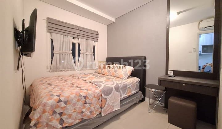 Just a short walk to Central Park Mall, Madison Park Apartment for rent, 1BR furnished, complete and ready to move in, strategic location in the city center of Tanjung Duren, West Jakarta.