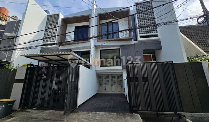 Desain Modern dan Kontemporer Dijual Rumah Baru 2,5 Lantai di Komplek Kavling Polri Jelambar , Dekat Mall Ciputra, Royal Taruma, Central Park & Taman Anggrek Pasar Jelambar, Sekolah BPK Penabur Grogol Jakarta Barat