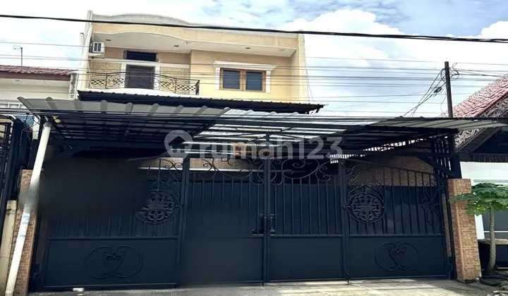 Comfortable Home for Family! For Sale 2.5-Story House at Greenville Complex, 6 Bedrooms Available, Flood-Free Area, Near Central Park Mall Tanjung Duren, West Jakarta