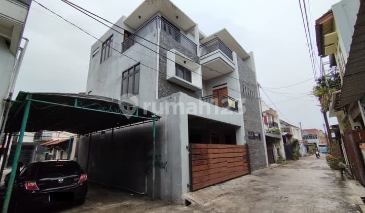 Rumah Hook 3 Lantai dengan Parquet Kayu Jati yang Cantik