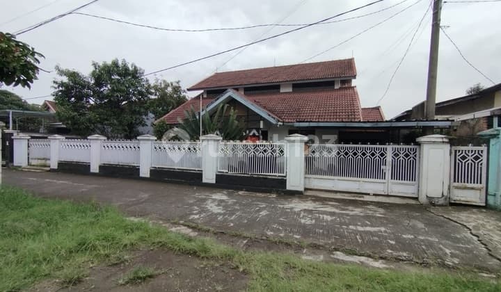 Rumah Gaya Kontemporer Memiliki Backyard dan Halaman Yg Luas