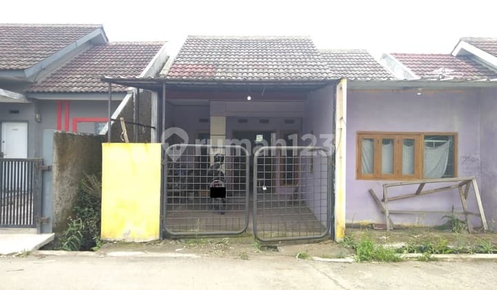Rumah di Jalan Utama Komplek Cocok untuk Tinggal atau Usaha