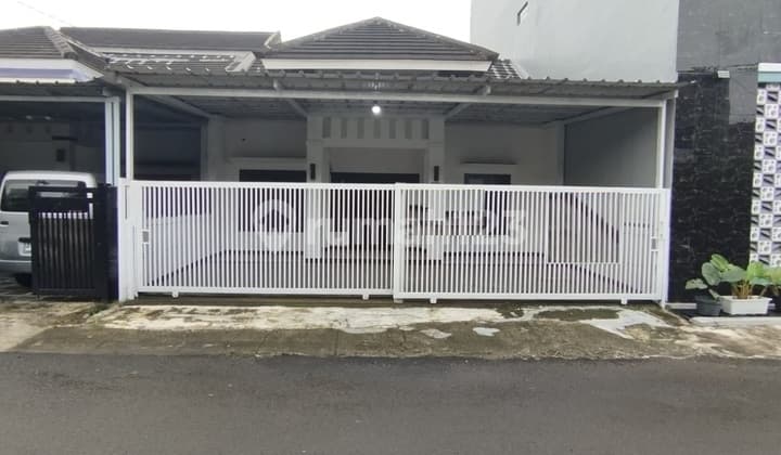 Rumah di Jalan Utama Komplek,Dengan Lingkungan yang Aman dan Aman Siap Huni,Cocok untuk Pasangan Muda Maupun Berbagai Usia,Bebas Banjir dan One Gate