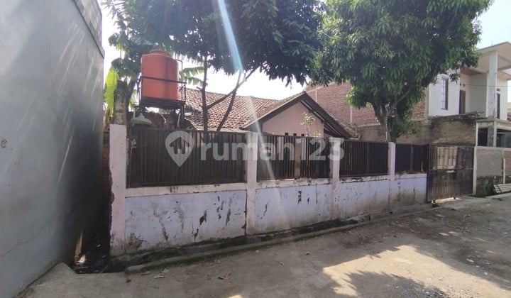 Rumah dengan Halaman Yg Cukup Luas di Sayap Tki