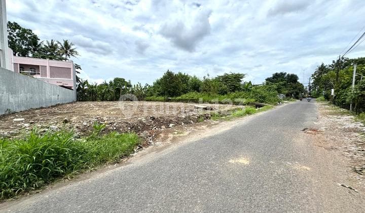 Lingkungan Premium Maguwoharjo Sleman, Tepi Jalan