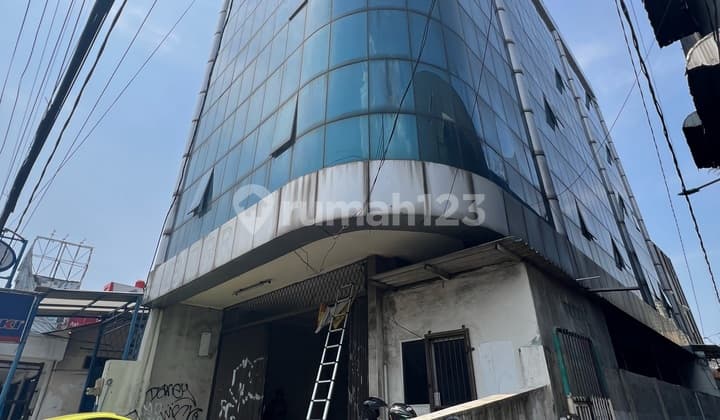 5-Storey Building in Gunung Sahari, Central Jakarta, Has an Elevator, Needs Renovation