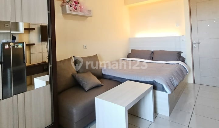 Sewa Studio Furnis Lengkap dengan Sofa Apartemen Educity