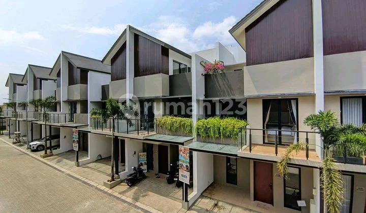 Rumah dengan Attic Room dan Rooftop di Bintaro, Tangsel Rumah dengan Attic Room dan Rooftop di Bintaro, Tangsel