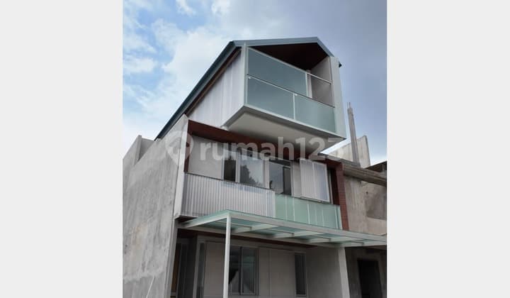 Townhouse with Private Garden Facility Split Level in South Meruya