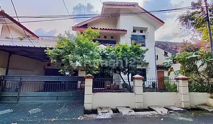 Dijual Rumah 2 Lantai Akses Lengkap Siap Huni di Taman Meruya Illir, Kembangan - Jakarta Barat