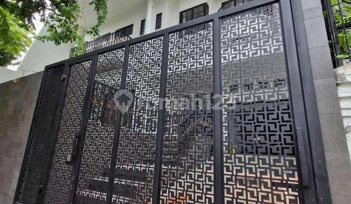 Dijual Rumah Mewah 3 Lantai di Rawa Kepa, Tomang