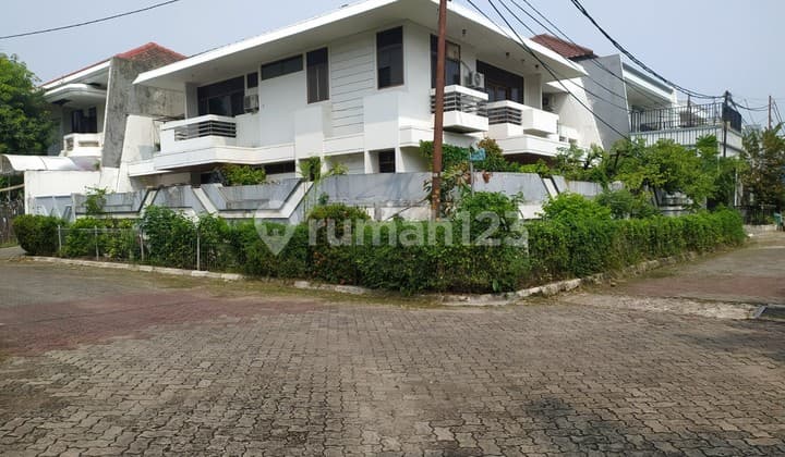 For Sale 2-Story Hook House in Green Garden Area, West Jakarta