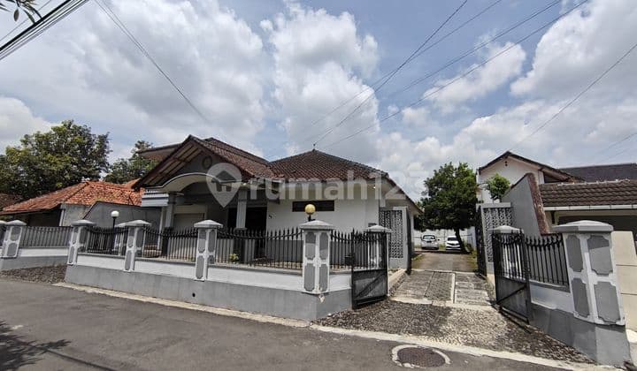 Disewakan Rumah Halaman Luas Depok Sleman Area Kaliurang Dekat Ugm