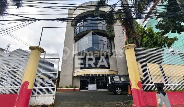 Superb Strategic Building on Jalan Matraman Raya, 5 floors