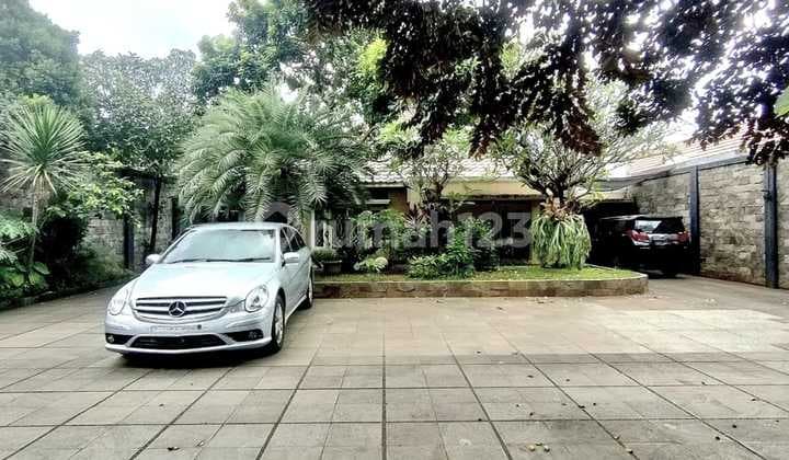Luxurious House with Large Yard and Swimming Pool in a Strategic Location in Duren Tiga