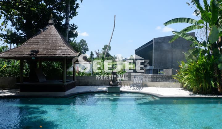 PROPERTI MEWAH BERGAYA KOLONIAL YANG MEMIKAT DI TUMBAK BAYUH – SVFC025