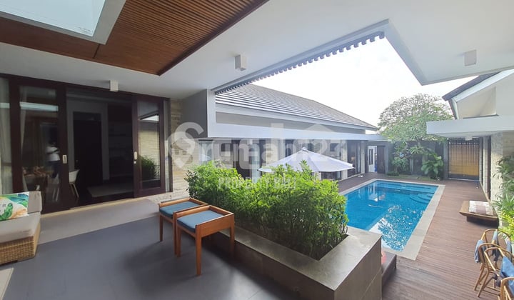 VILLA 5 KAMAR TIDUR YANG INDAH DENGAN PEMANDANGAN LAUT YANG MENAKJUBKAN DI NUSA DUA – SVFN018