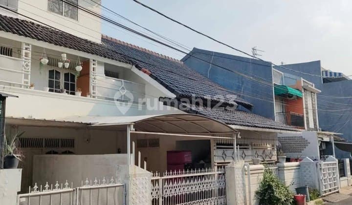 Nice House in Taman Pondok Gede Jatirahayu in Pondok Gede