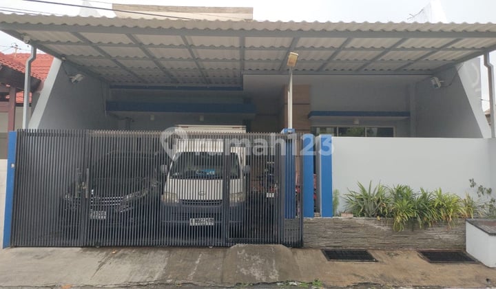 Rent Spacious 4-Bedroom House in Manyar Surabaya, South-Facing Comfortable