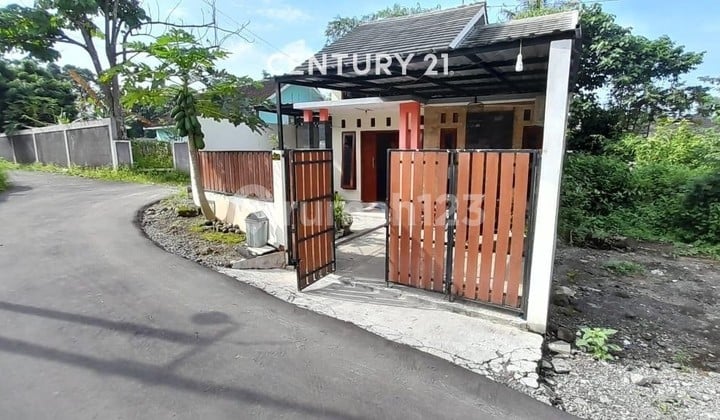 Rumah Dgn LB 110 M2 Area Pemukiman Di Pandowoharjo Untuk Hunian